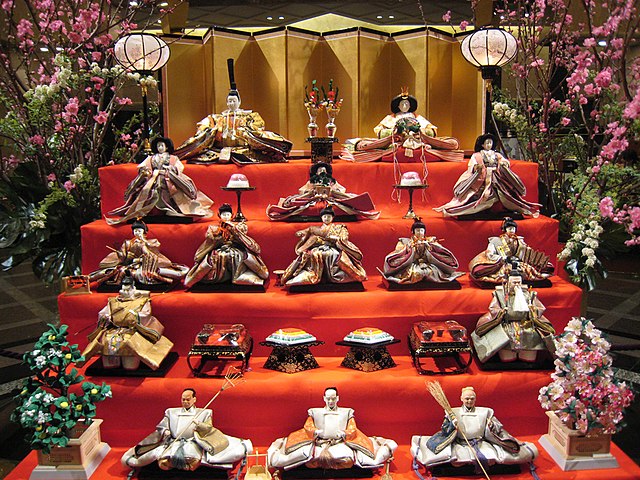 An example of a tiered Hinamatsuri doll set