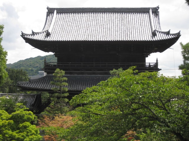 Kyoto's Kurodani Temple, a large Jodo-shu Pure Land monnastery, sits on upper southern slopes of Mount Yoshida, a short walk northeast of the Gion district.